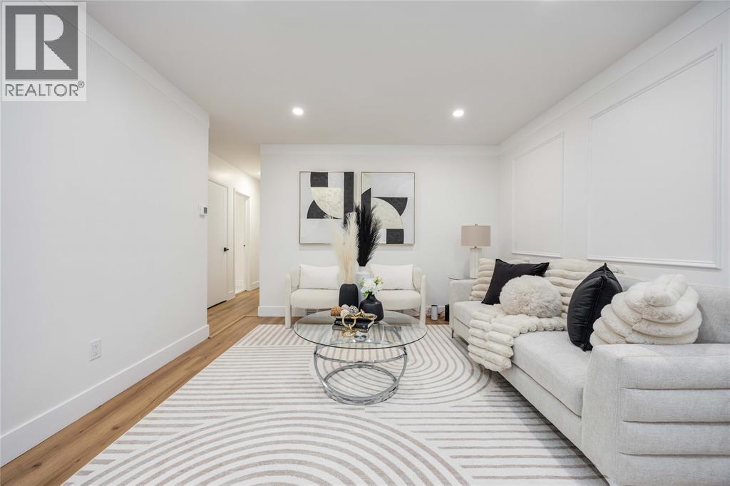 924 London Road, Sarnia, ON - Indoor Photo Showing Living Room