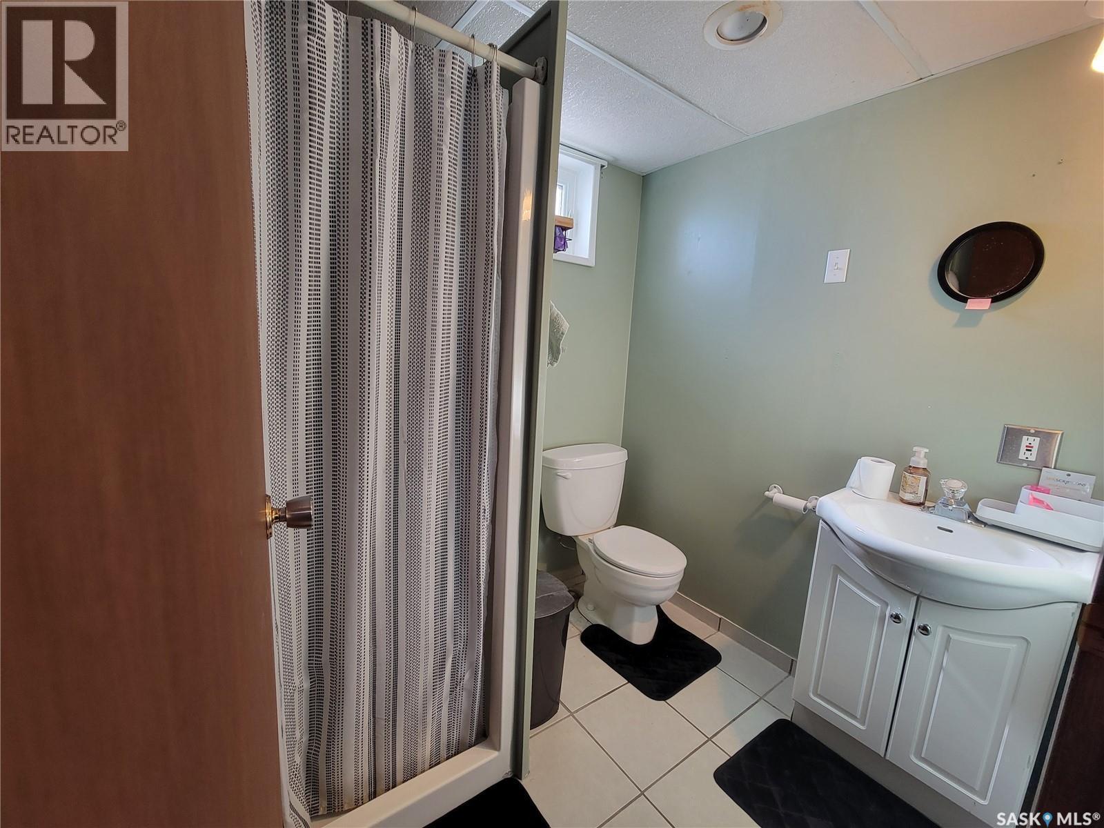 62 28Th Street, Battleford, SK - Indoor Photo Showing Bathroom