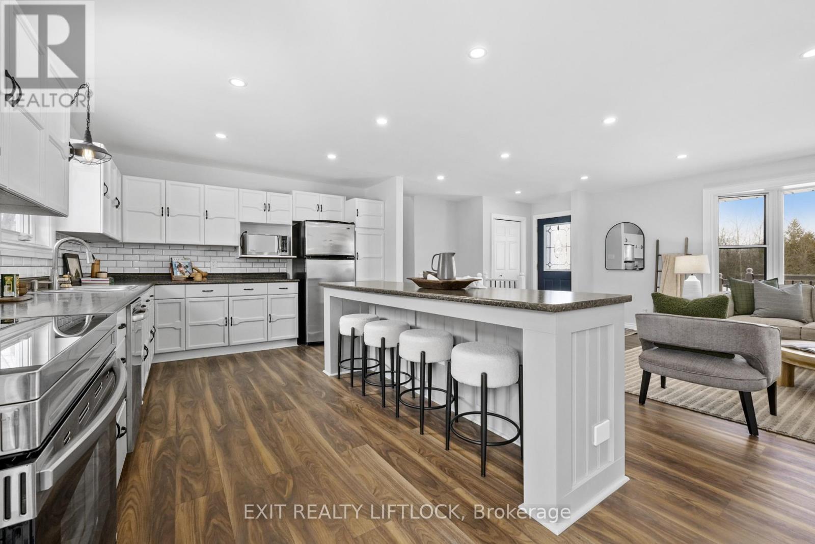 1018 Meadowview Road, Kawartha Lakes (Omemee), ON - Indoor Photo Showing Kitchen With Upgraded Kitchen