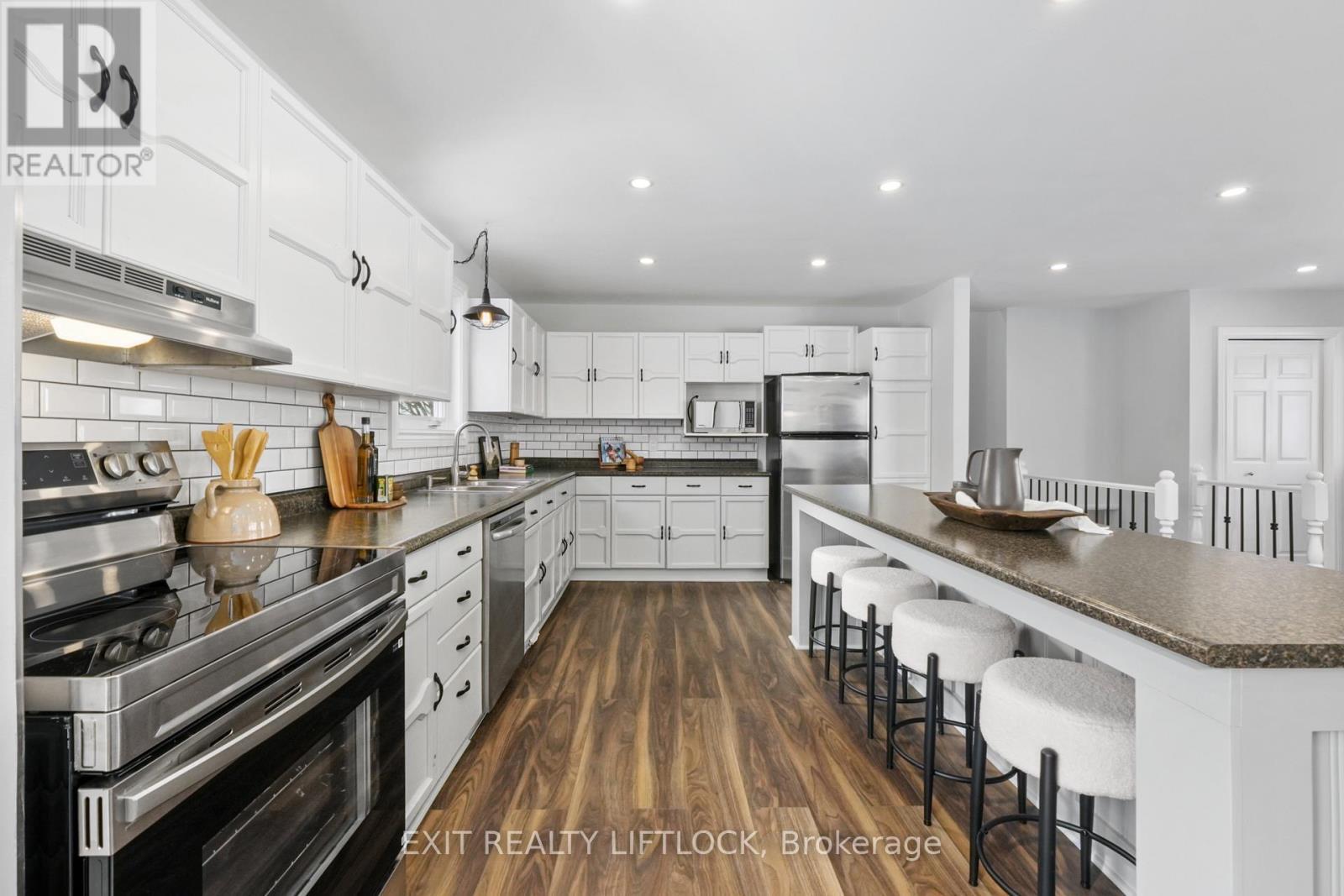 1018 Meadowview Road, Kawartha Lakes (Omemee), ON - Indoor Photo Showing Kitchen With Upgraded Kitchen