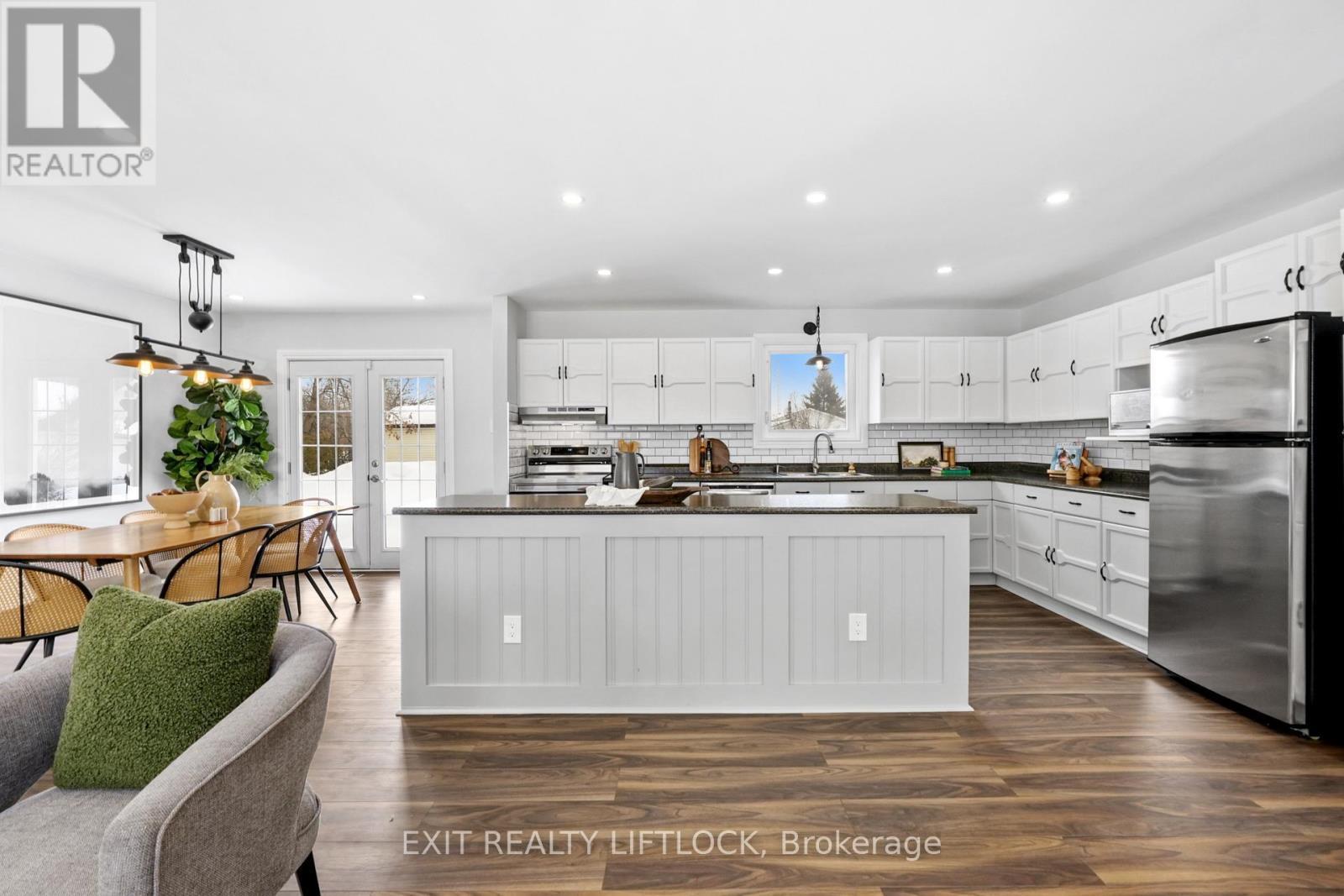 1018 Meadowview Road, Kawartha Lakes (Omemee), ON - Indoor Photo Showing Kitchen With Upgraded Kitchen