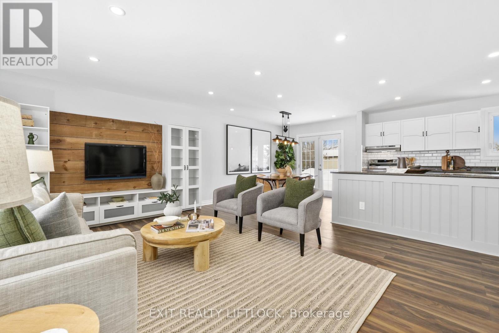 1018 Meadowview Road, Kawartha Lakes (Omemee), ON - Indoor Photo Showing Living Room