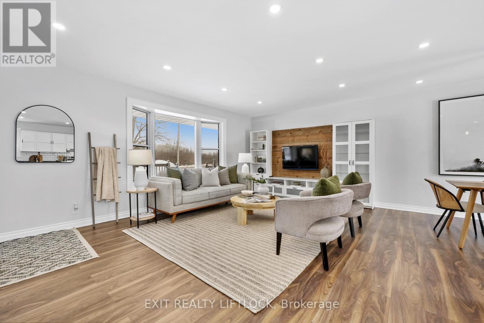 1018 Meadowview Road, Kawartha Lakes (Omemee), ON - Indoor Photo Showing Living Room