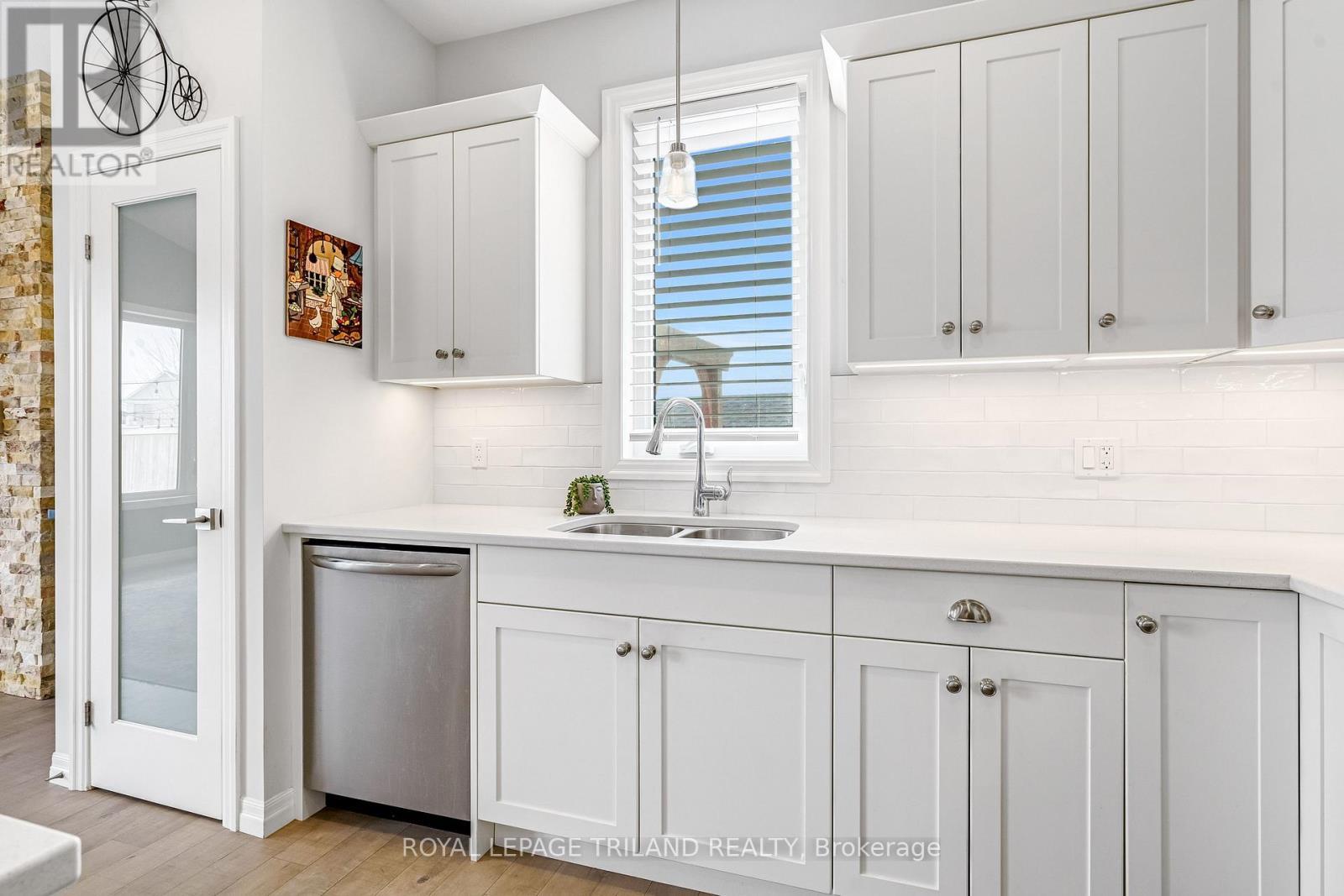 52 Charter Creek Court, St. Thomas, ON - Indoor Photo Showing Kitchen With Double Sink