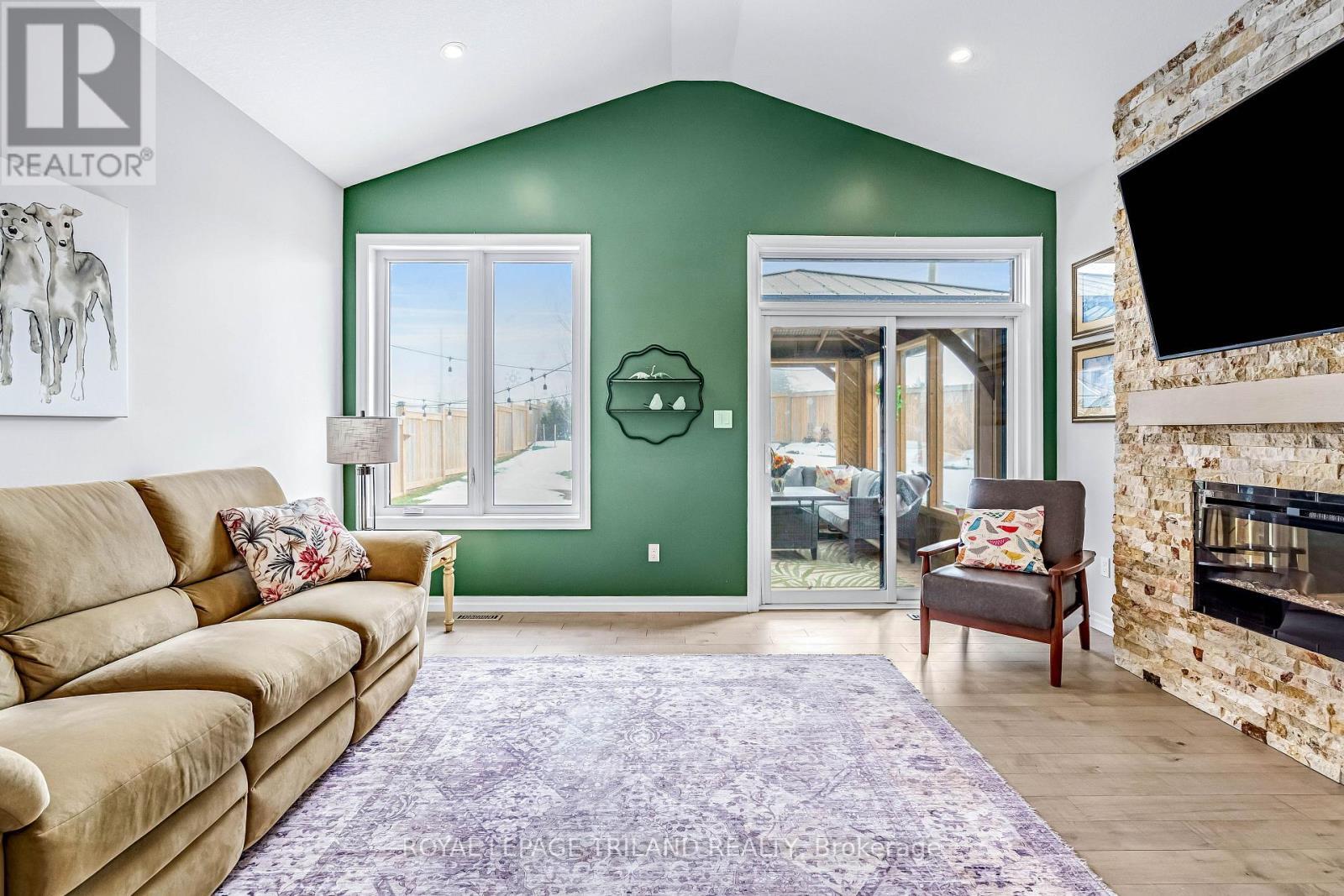 52 Charter Creek Court, St. Thomas, ON - Indoor Photo Showing Living Room With Fireplace