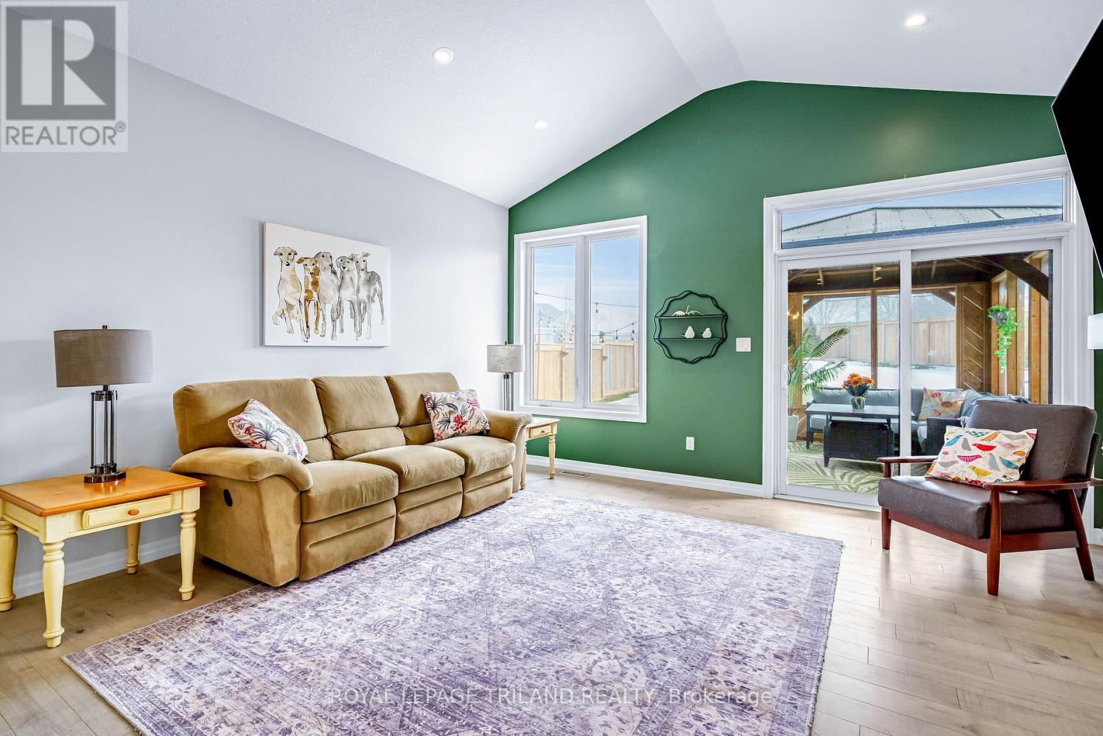 52 Charter Creek Court, St. Thomas, ON - Indoor Photo Showing Living Room