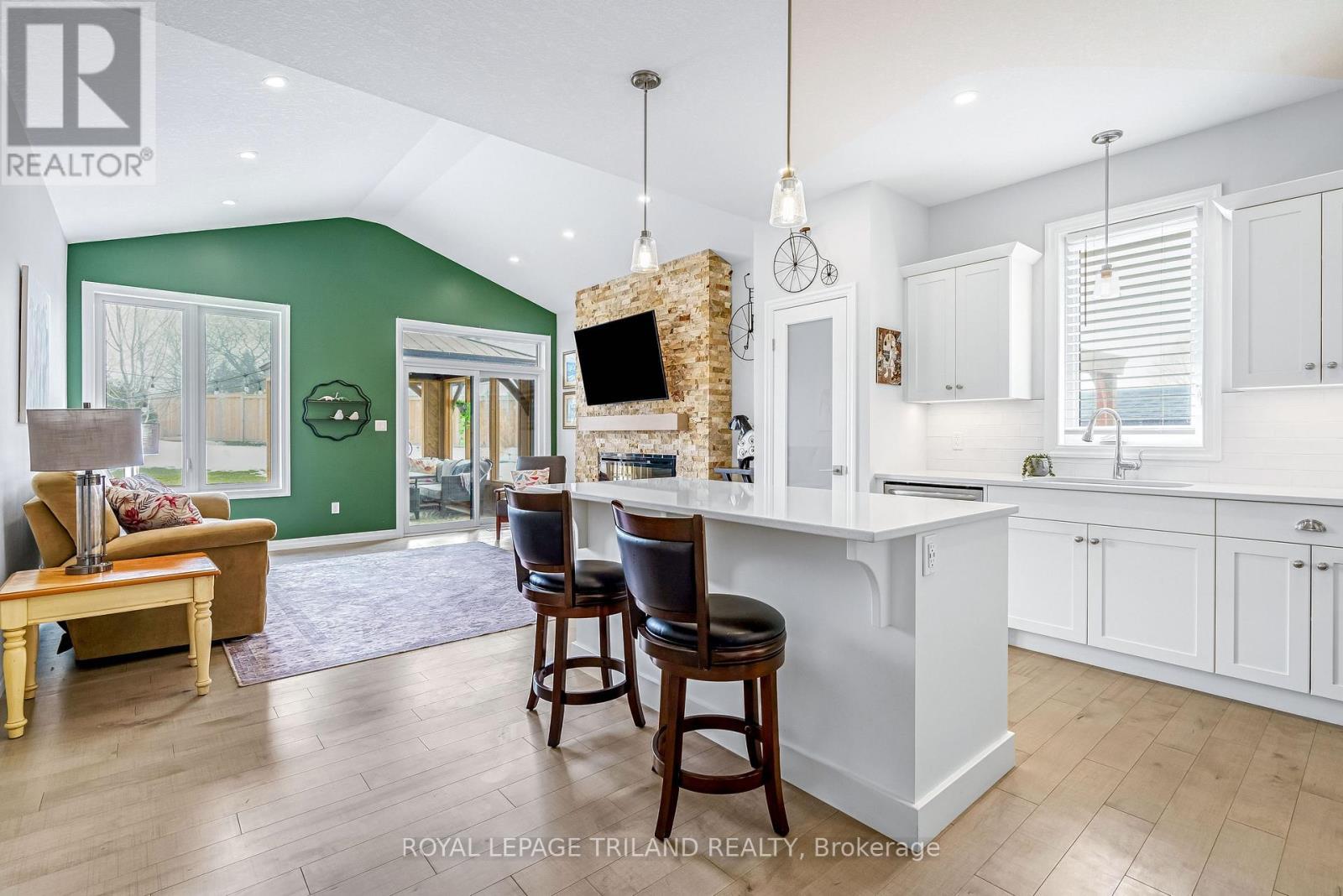 52 Charter Creek Court, St. Thomas, ON - Indoor Photo Showing Kitchen With Upgraded Kitchen