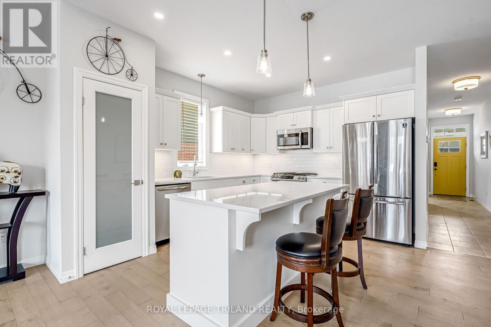 52 Charter Creek Court, St. Thomas, ON - Indoor Photo Showing Kitchen With Upgraded Kitchen