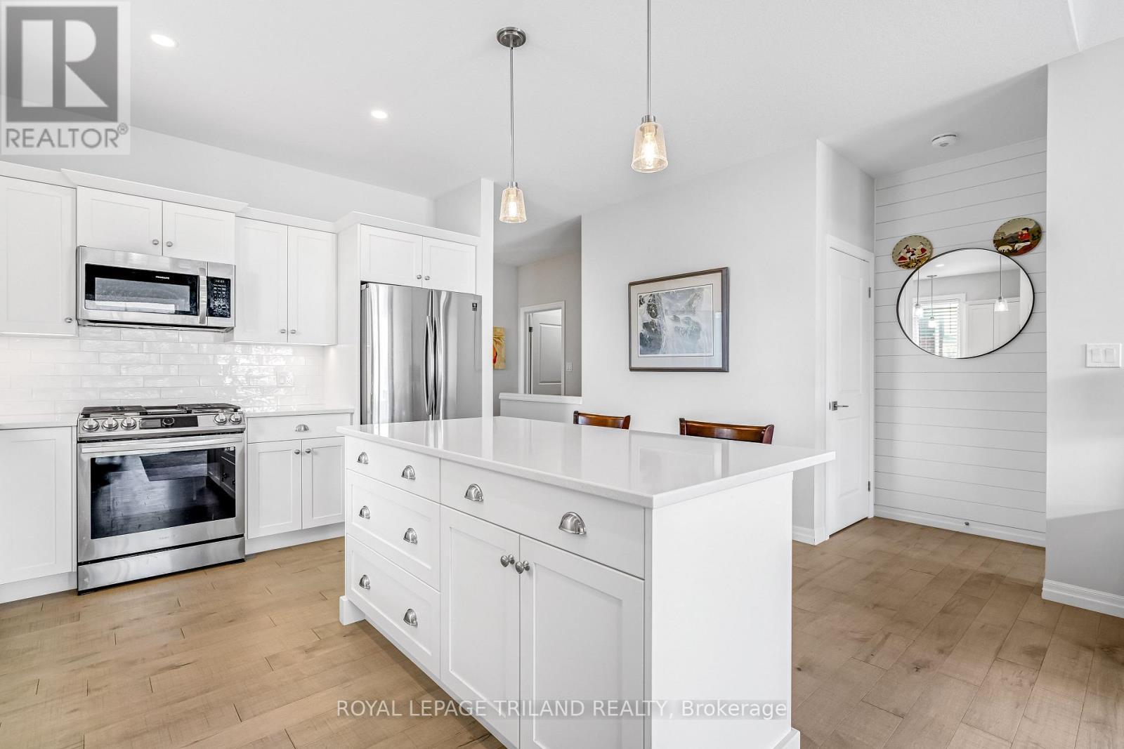 52 Charter Creek Court, St. Thomas, ON - Indoor Photo Showing Kitchen With Upgraded Kitchen