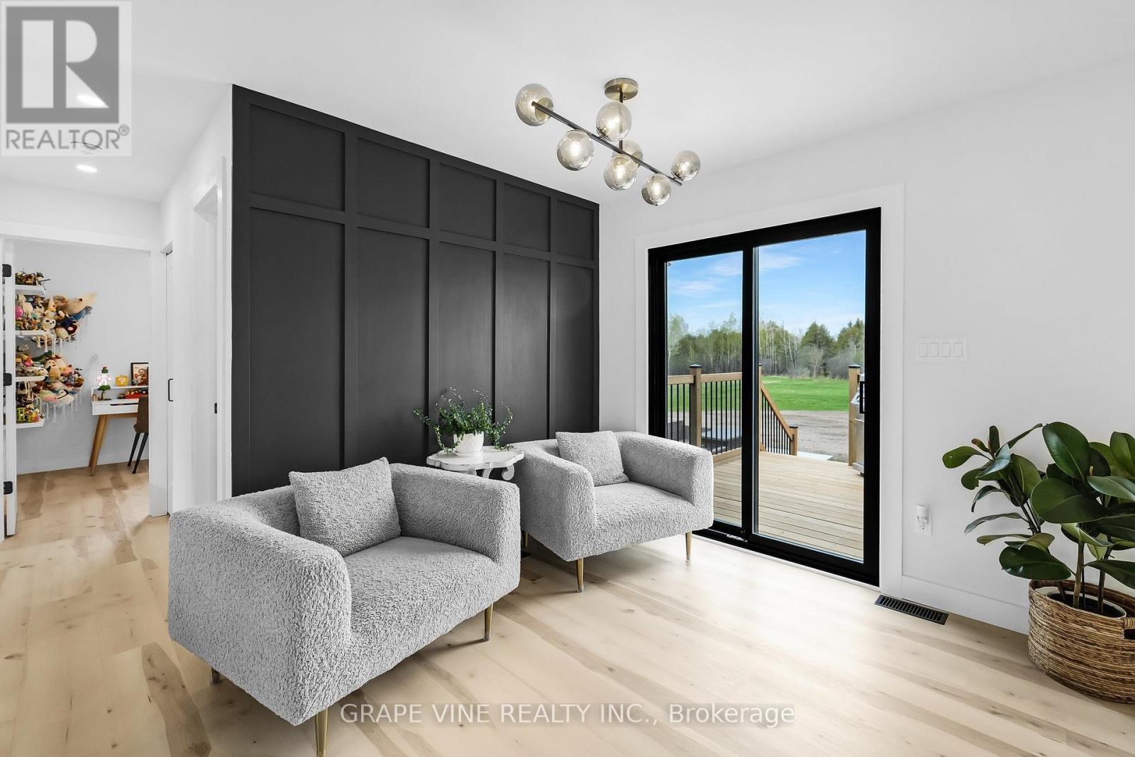 1671 County Rd 43 Road, North Grenville, ON - Indoor Photo Showing Living Room