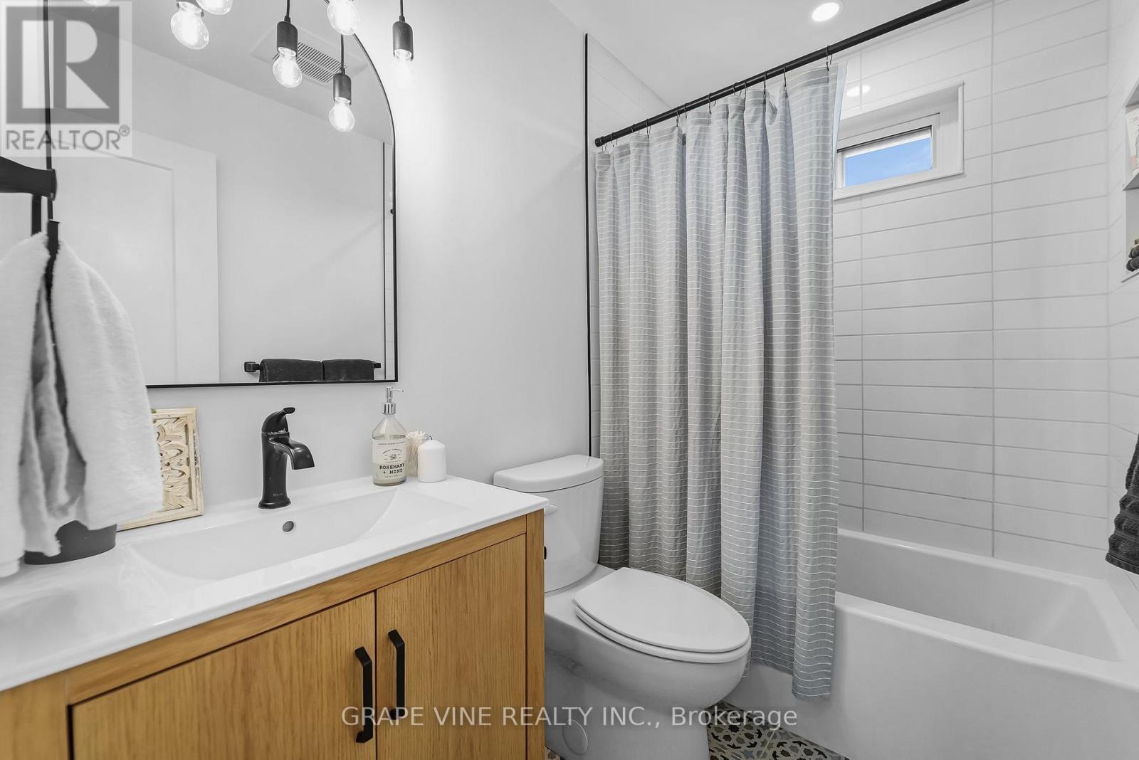 1671 County Rd 43 Road, North Grenville, ON - Indoor Photo Showing Bathroom