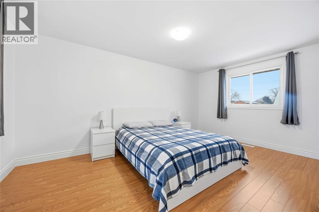 929 Assiniboine Crescent, Sarnia, ON - Indoor Photo Showing Bedroom