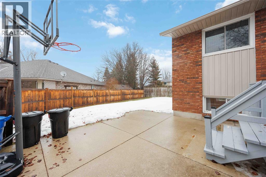 929 Assiniboine Crescent, Sarnia, ON - Outdoor
