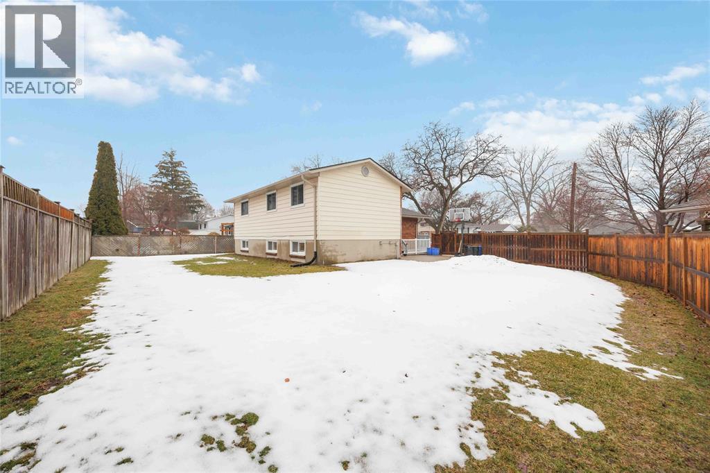 929 Assiniboine Crescent, Sarnia, ON - Outdoor