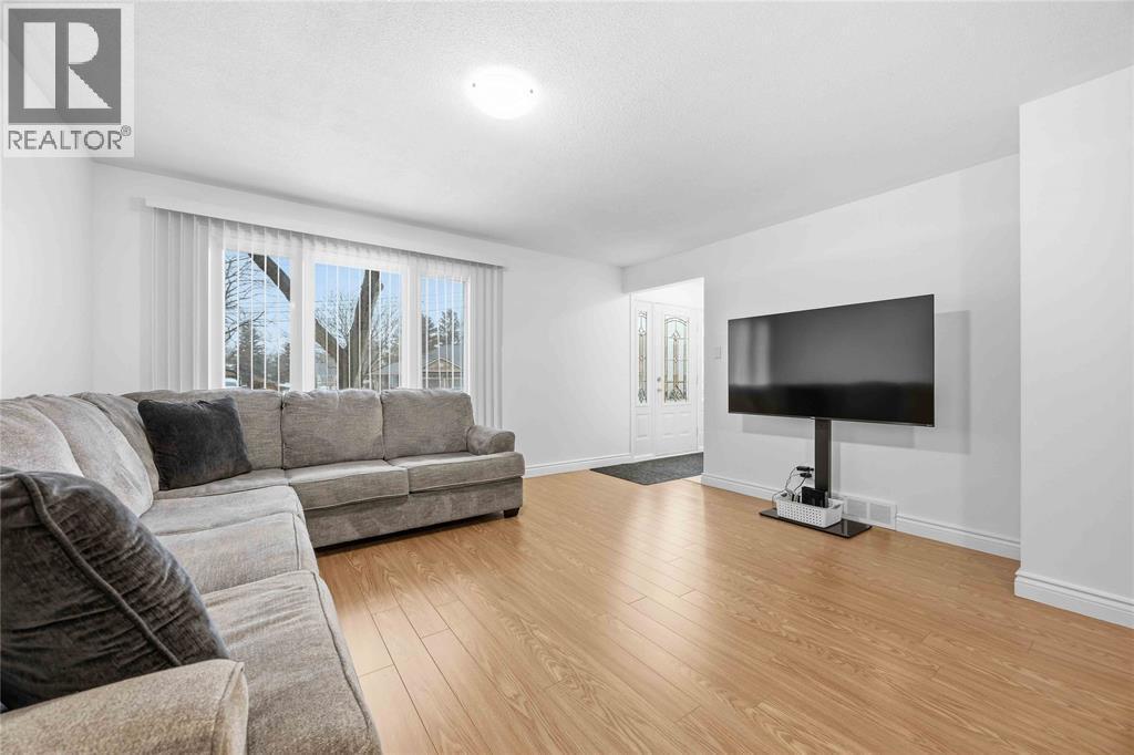 929 Assiniboine Crescent, Sarnia, ON - Indoor Photo Showing Living Room
