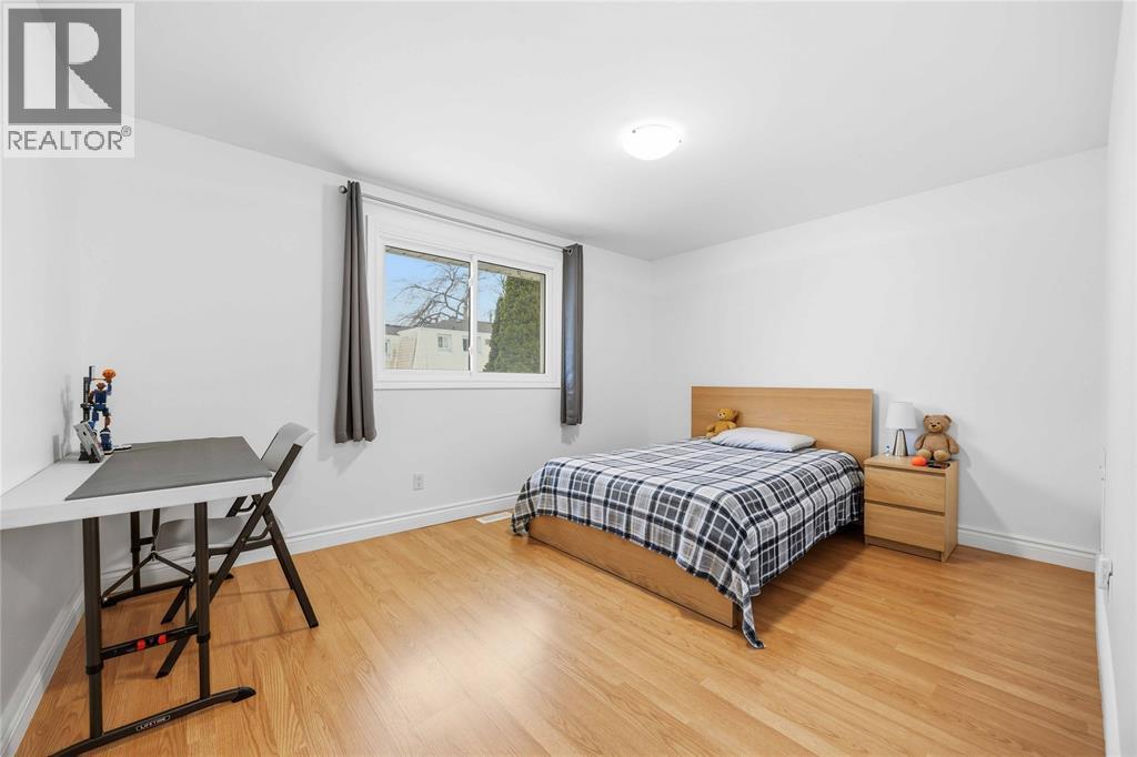 929 Assiniboine Crescent, Sarnia, ON - Indoor Photo Showing Bedroom