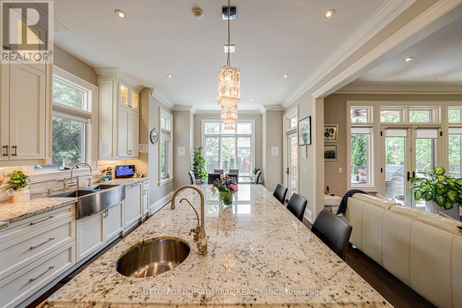 669 Bedford Park Avenue, Toronto, ON - Indoor Photo Showing Kitchen With Double Sink With Upgraded Kitchen