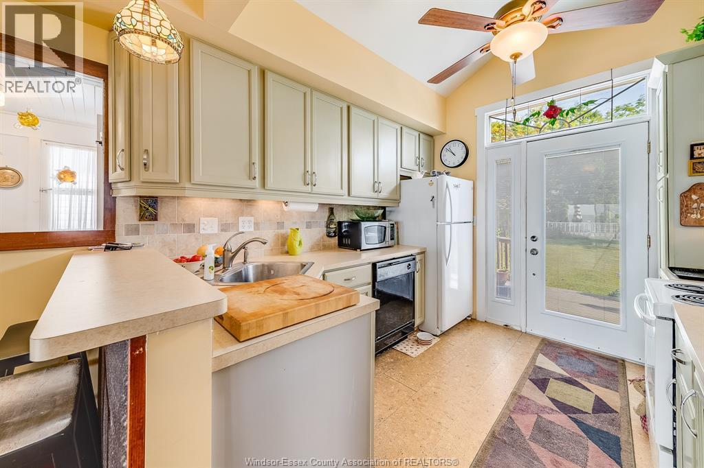 499 Lakeside Drive, Harrow, ON - Indoor Photo Showing Kitchen