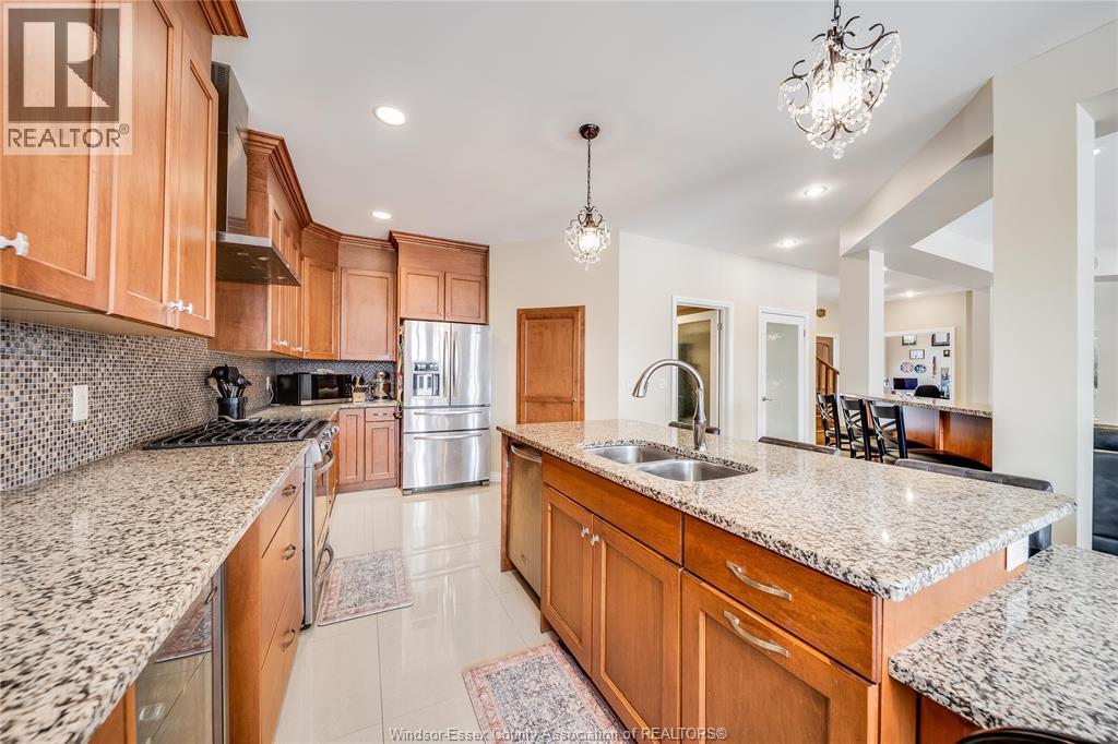 12337 Candlewood Drive, Tecumseh, ON - Indoor Photo Showing Kitchen With Double Sink With Upgraded Kitchen