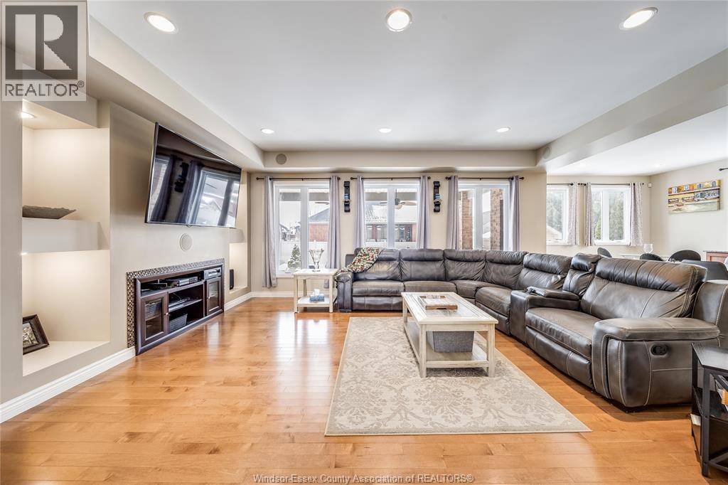12337 Candlewood Drive, Tecumseh, ON - Indoor Photo Showing Living Room