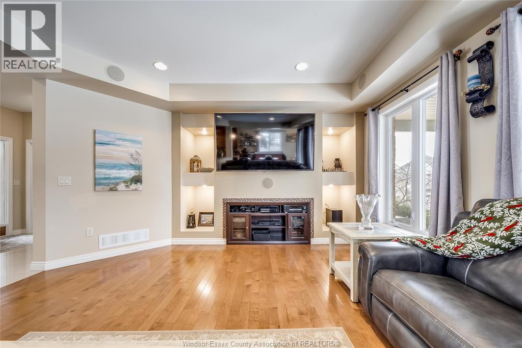 12337 Candlewood Drive, Tecumseh, ON - Indoor Photo Showing Living Room
