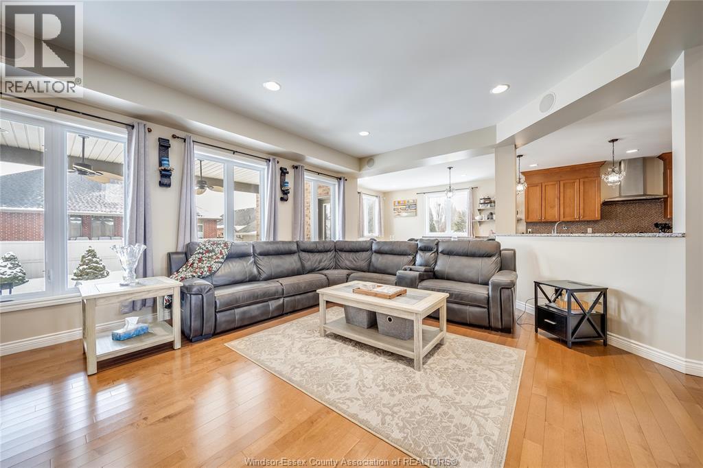 12337 Candlewood Drive, Tecumseh, ON - Indoor Photo Showing Living Room