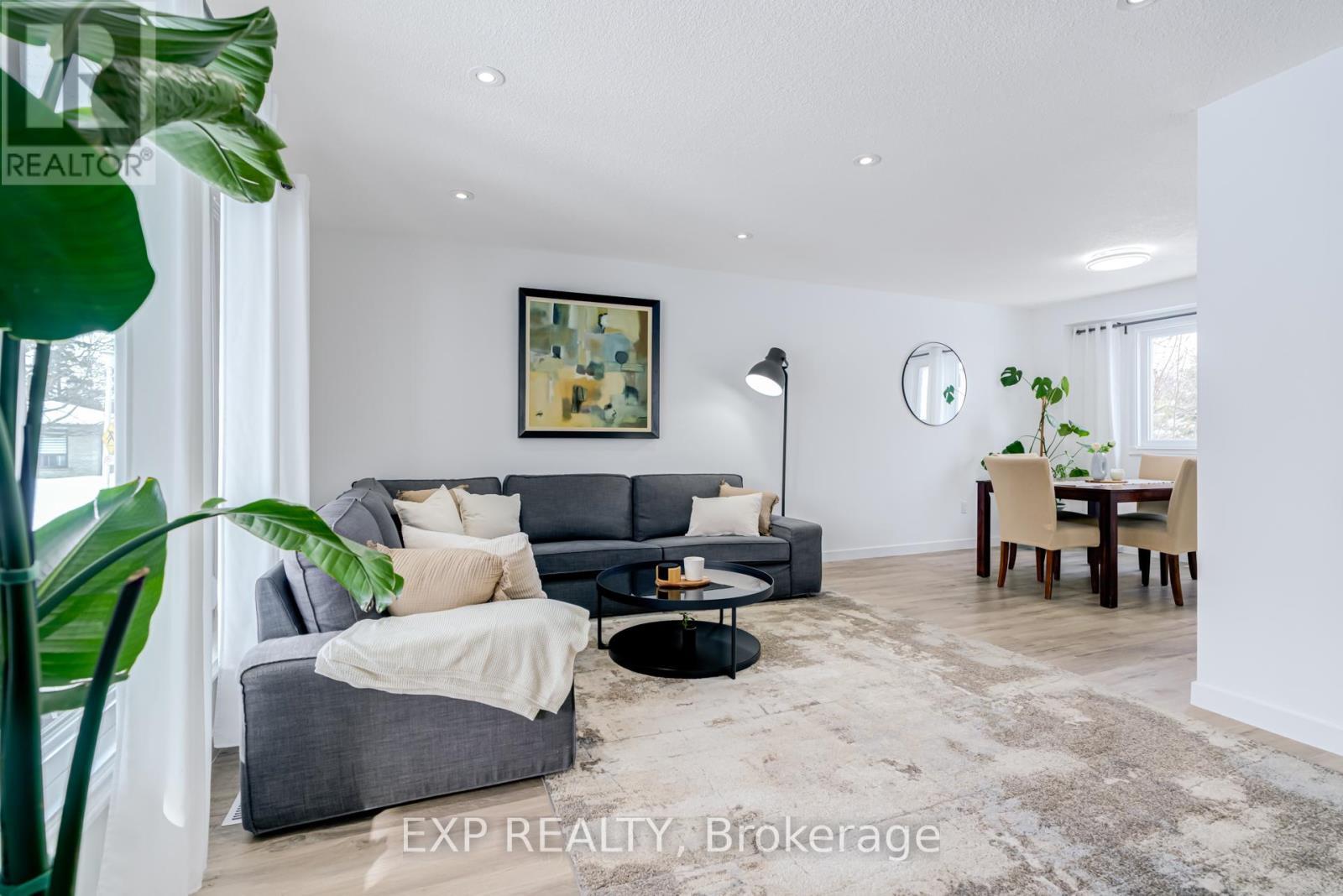 104 Stuart Street, Whitchurch-Stouffville, ON - Indoor Photo Showing Living Room