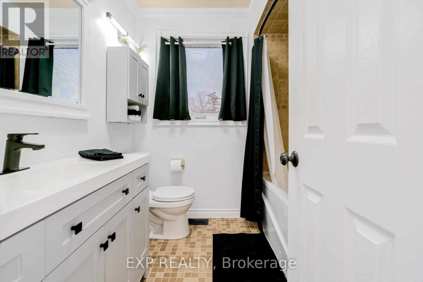 104 Stuart Street, Whitchurch-Stouffville, ON - Indoor Photo Showing Bathroom