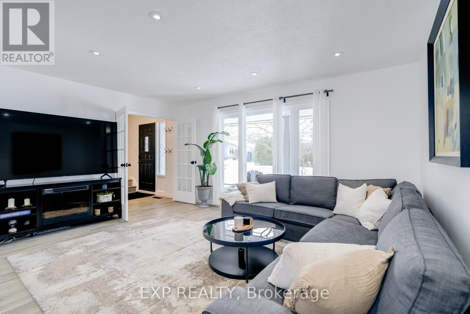 104 Stuart Street, Whitchurch-Stouffville, ON - Indoor Photo Showing Living Room