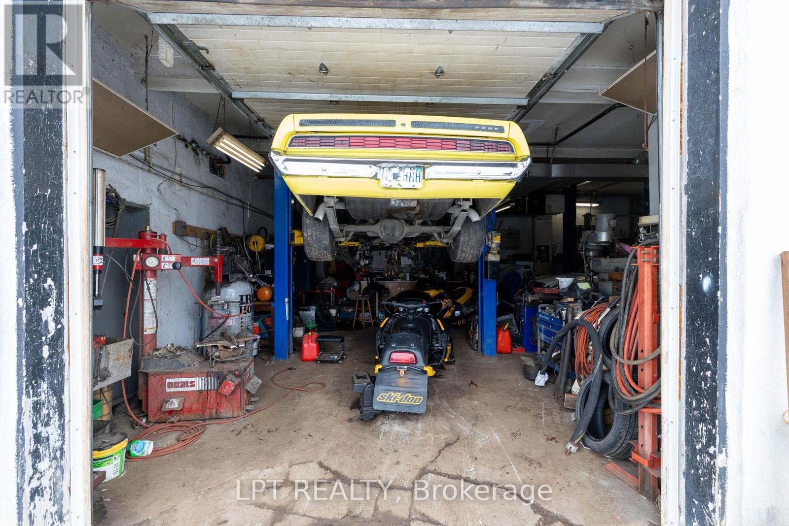 22985 Lakeridge Road, Brock, ON - Indoor Photo Showing Garage