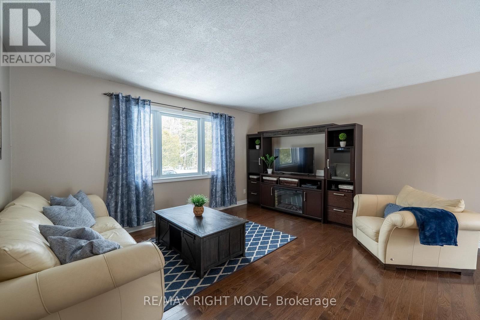 Family/Living room on main level - 3304 Goldstein Road, Severn, ON - Indoor Photo Showing Living Room