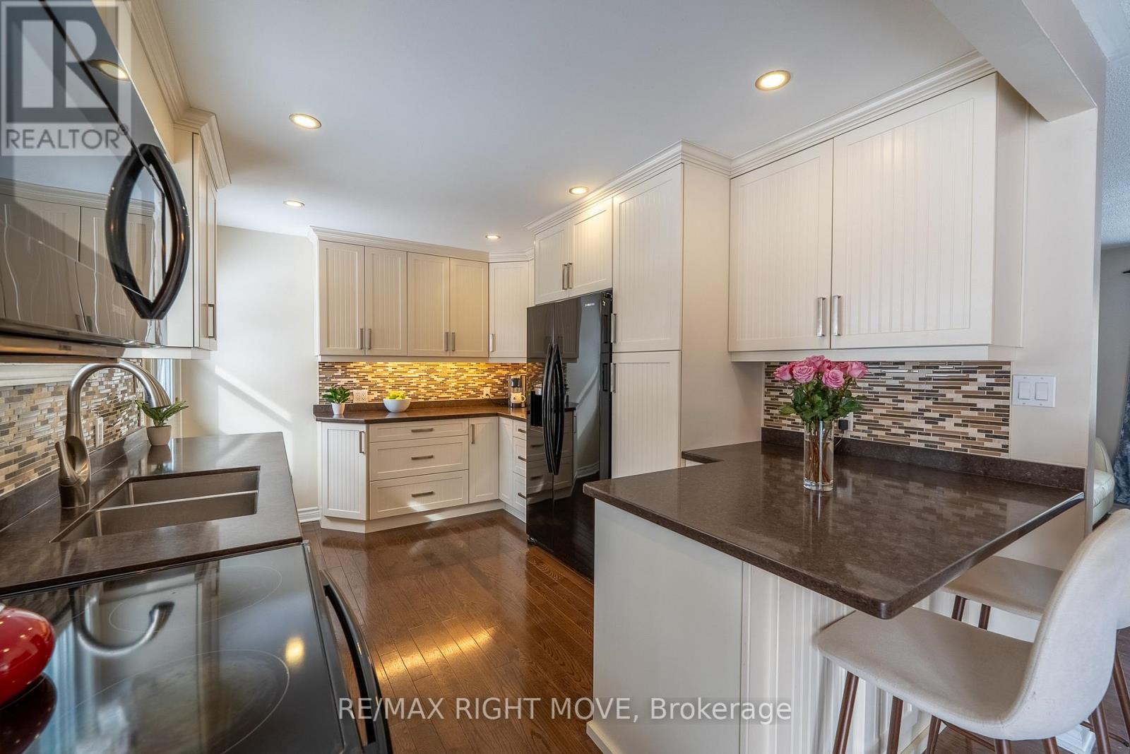3304 Goldstein Road, Severn, ON - Indoor Photo Showing Kitchen