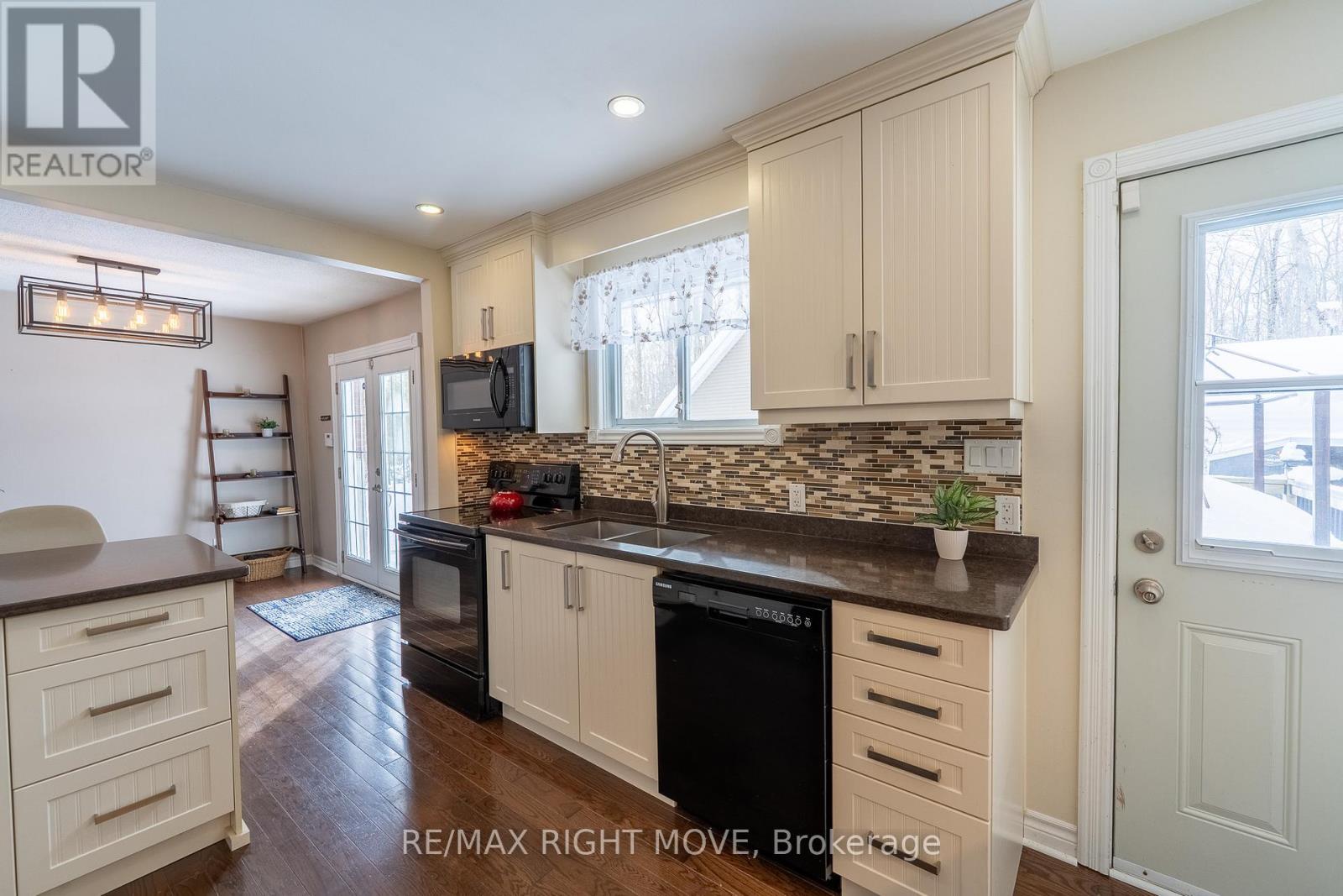 3304 Goldstein Road, Severn, ON - Indoor Photo Showing Kitchen With Double Sink