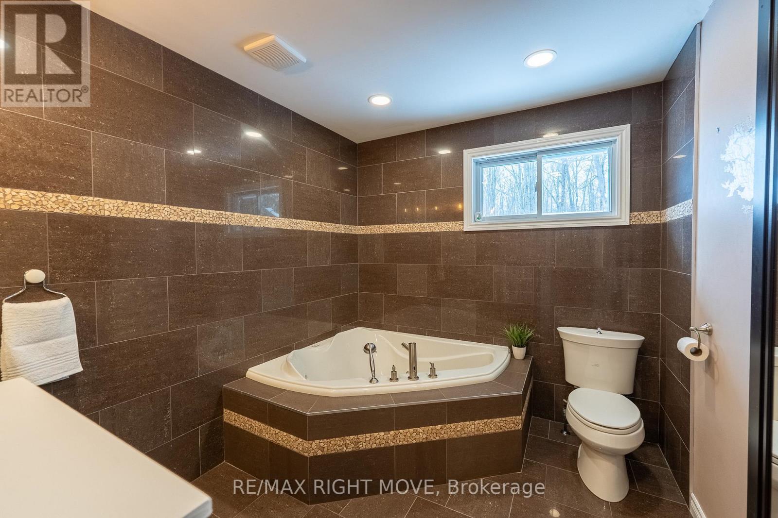 3 piece bathroom just outside primary bedroom - 3304 Goldstein Road, Severn, ON - Indoor Photo Showing Bathroom