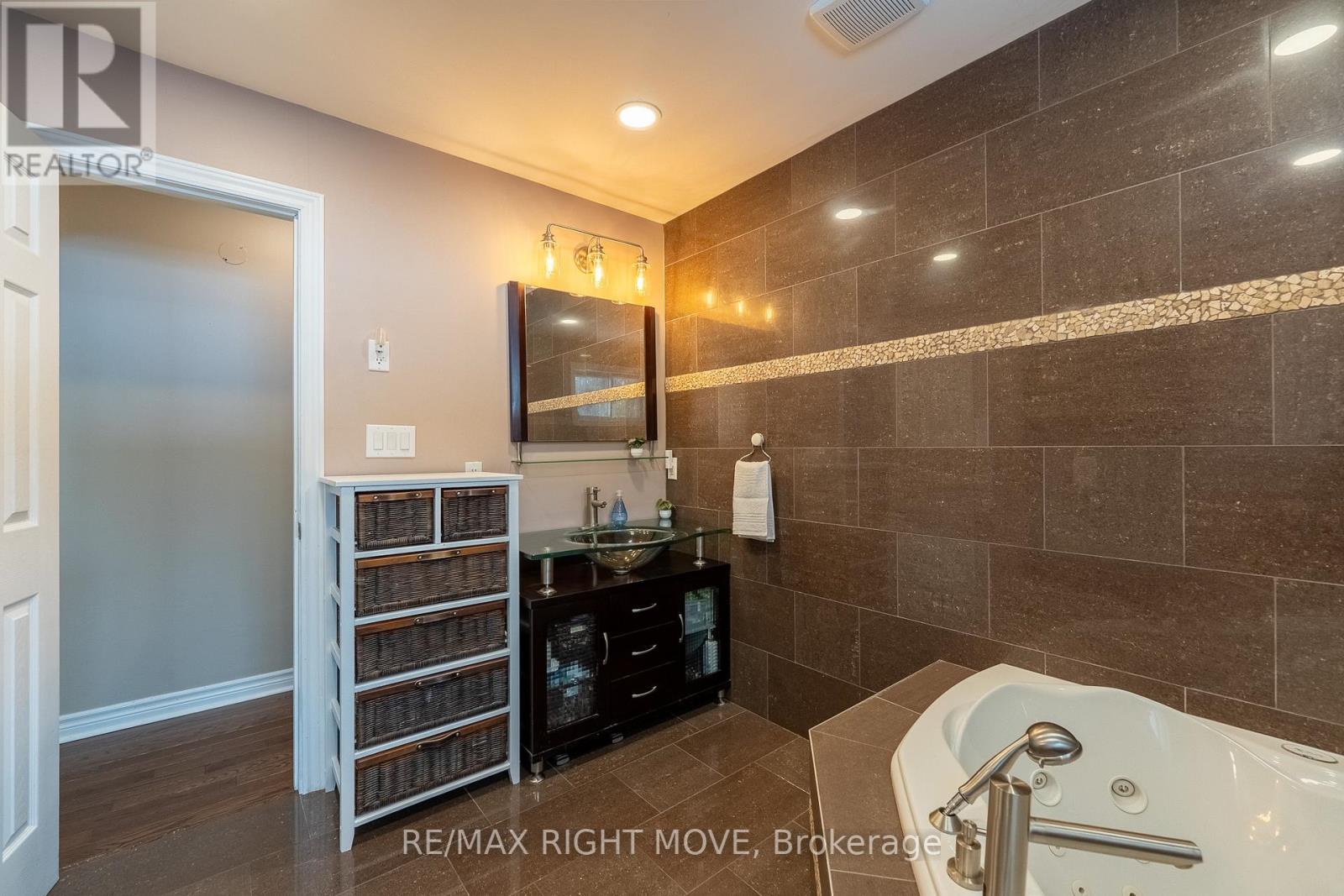 3304 Goldstein Road, Severn, ON - Indoor Photo Showing Bathroom