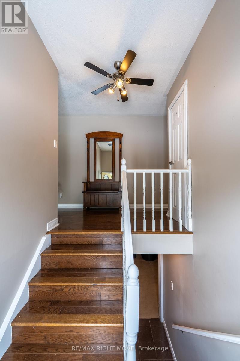 Front split hallway leading to both levels - 3304 Goldstein Road, Severn, ON - Indoor Photo Showing Other Room