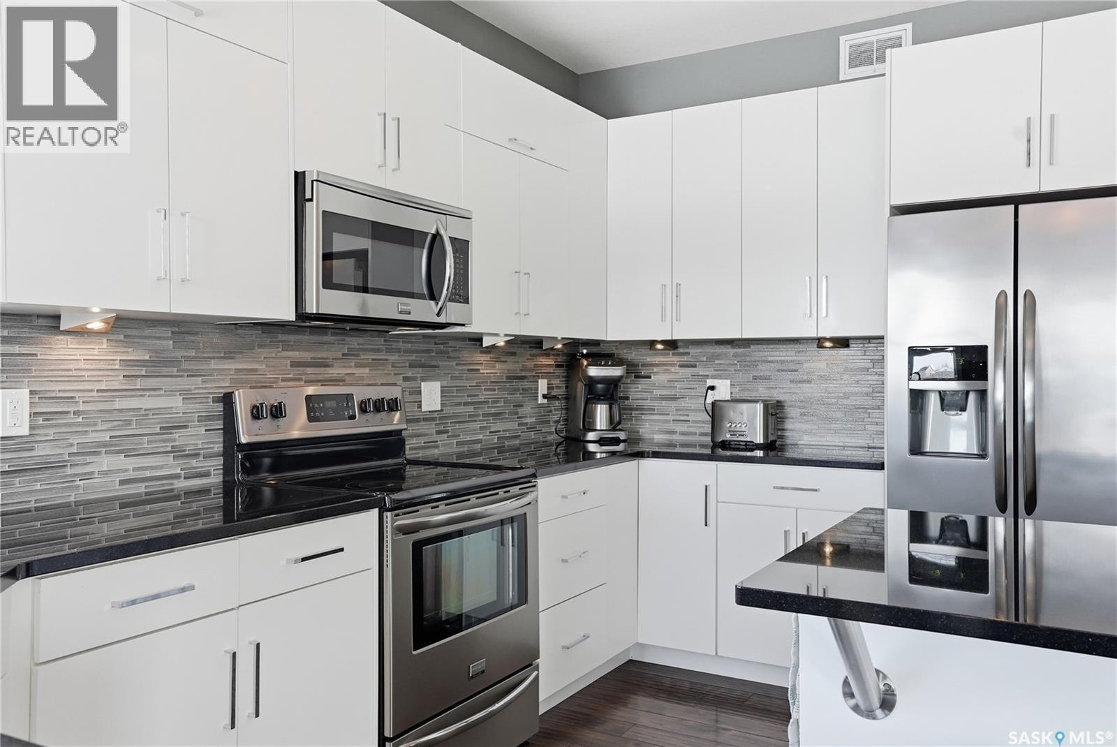 311 Mahabir Court, Saskatoon, SK - Indoor Photo Showing Kitchen With Upgraded Kitchen