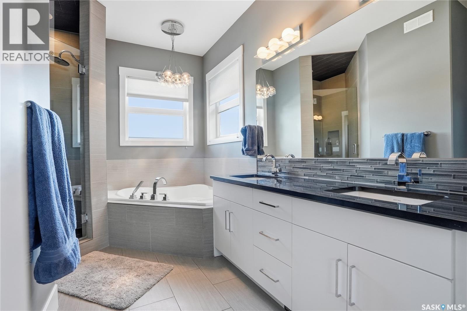 311 Mahabir Court, Saskatoon, SK - Indoor Photo Showing Bathroom