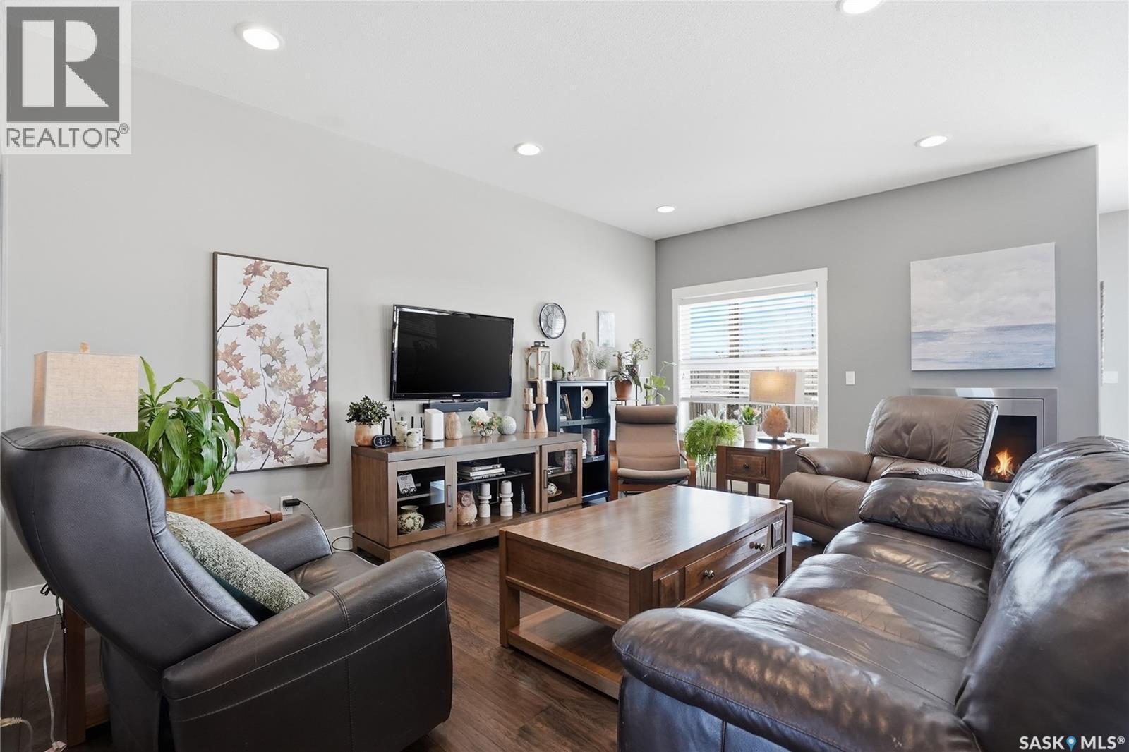 311 Mahabir Court, Saskatoon, SK - Indoor Photo Showing Living Room