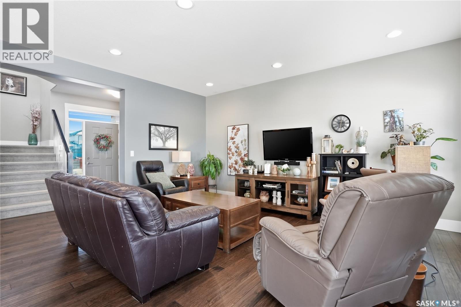 311 Mahabir Court, Saskatoon, SK - Indoor Photo Showing Living Room