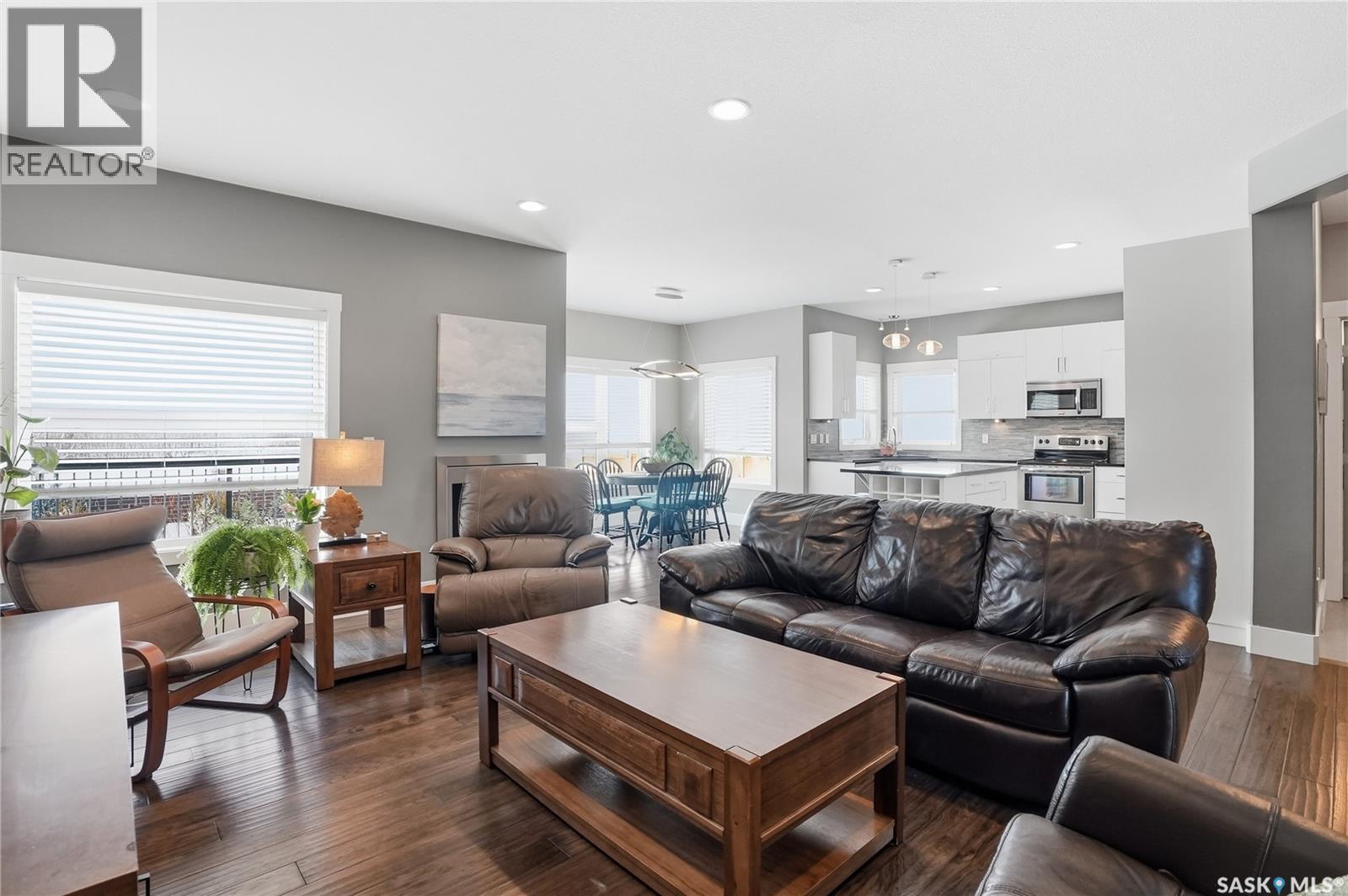 311 Mahabir Court, Saskatoon, SK - Indoor Photo Showing Living Room