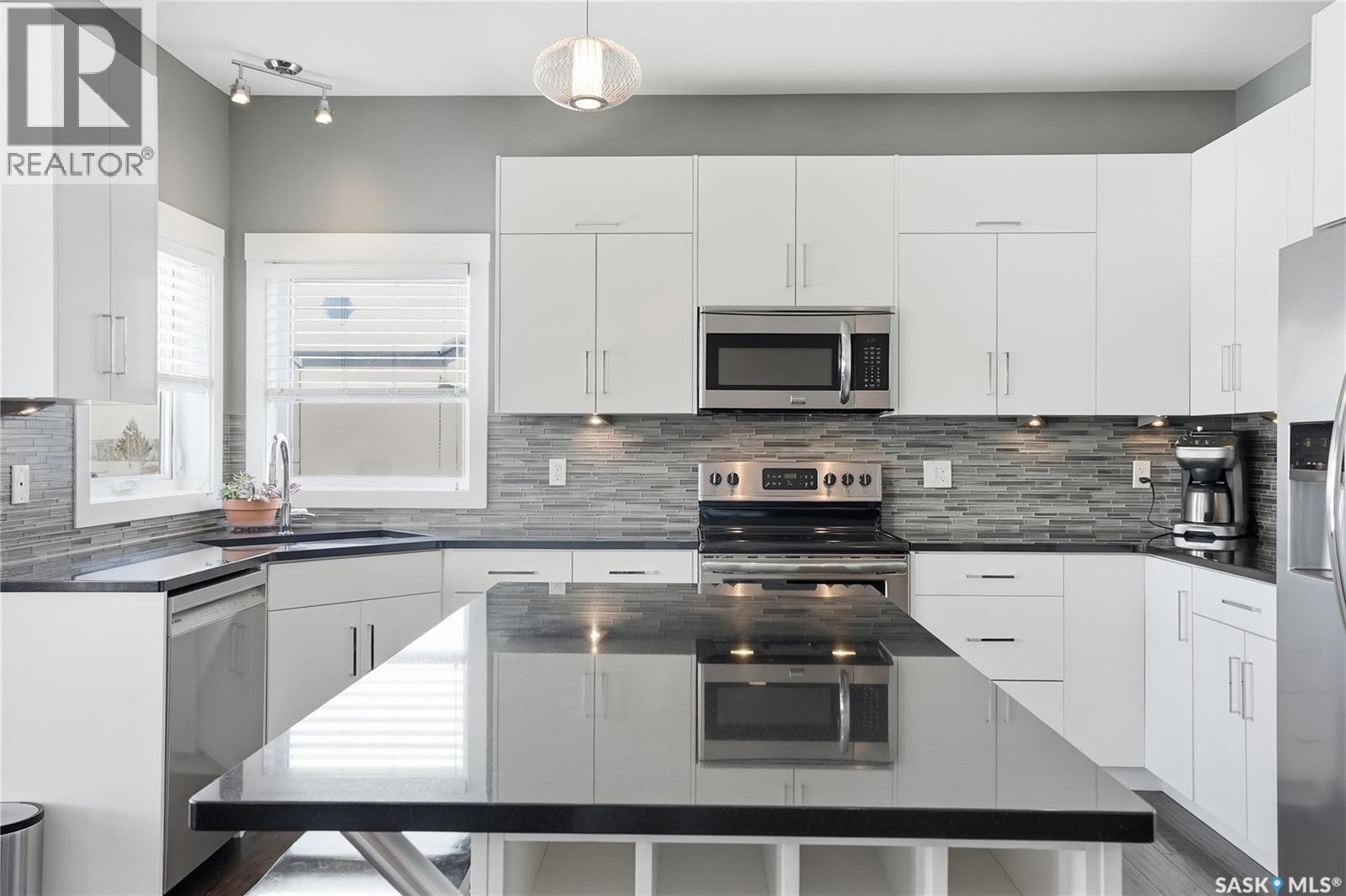311 Mahabir Court, Saskatoon, SK - Indoor Photo Showing Kitchen With Upgraded Kitchen