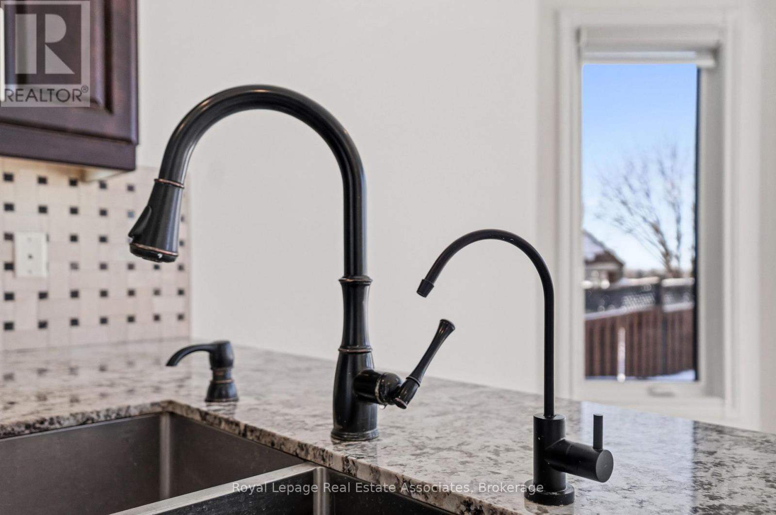 5836 Terrapark Trail, Mississauga, ON - Indoor Photo Showing Kitchen