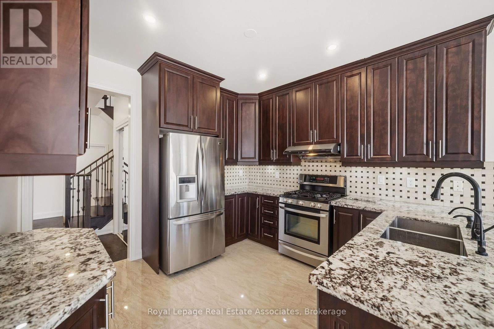 5836 Terrapark Trail, Mississauga, ON - Indoor Photo Showing Kitchen With Stainless Steel Kitchen With Double Sink With Upgraded Kitchen