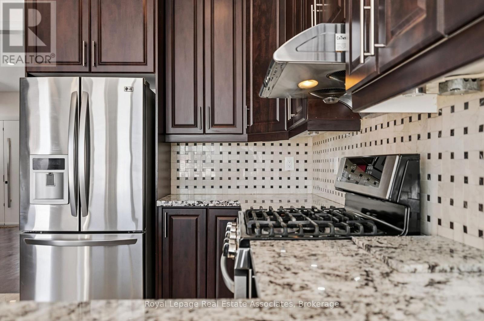 5836 Terrapark Trail, Mississauga, ON - Indoor Photo Showing Kitchen With Stainless Steel Kitchen