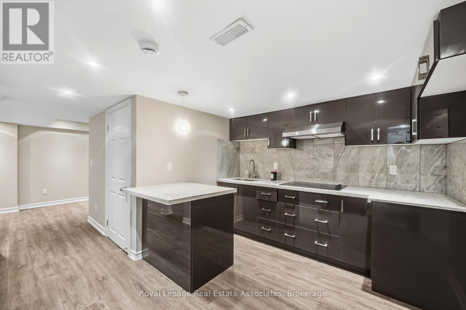 5836 Terrapark Trail, Mississauga, ON - Indoor Photo Showing Kitchen With Upgraded Kitchen