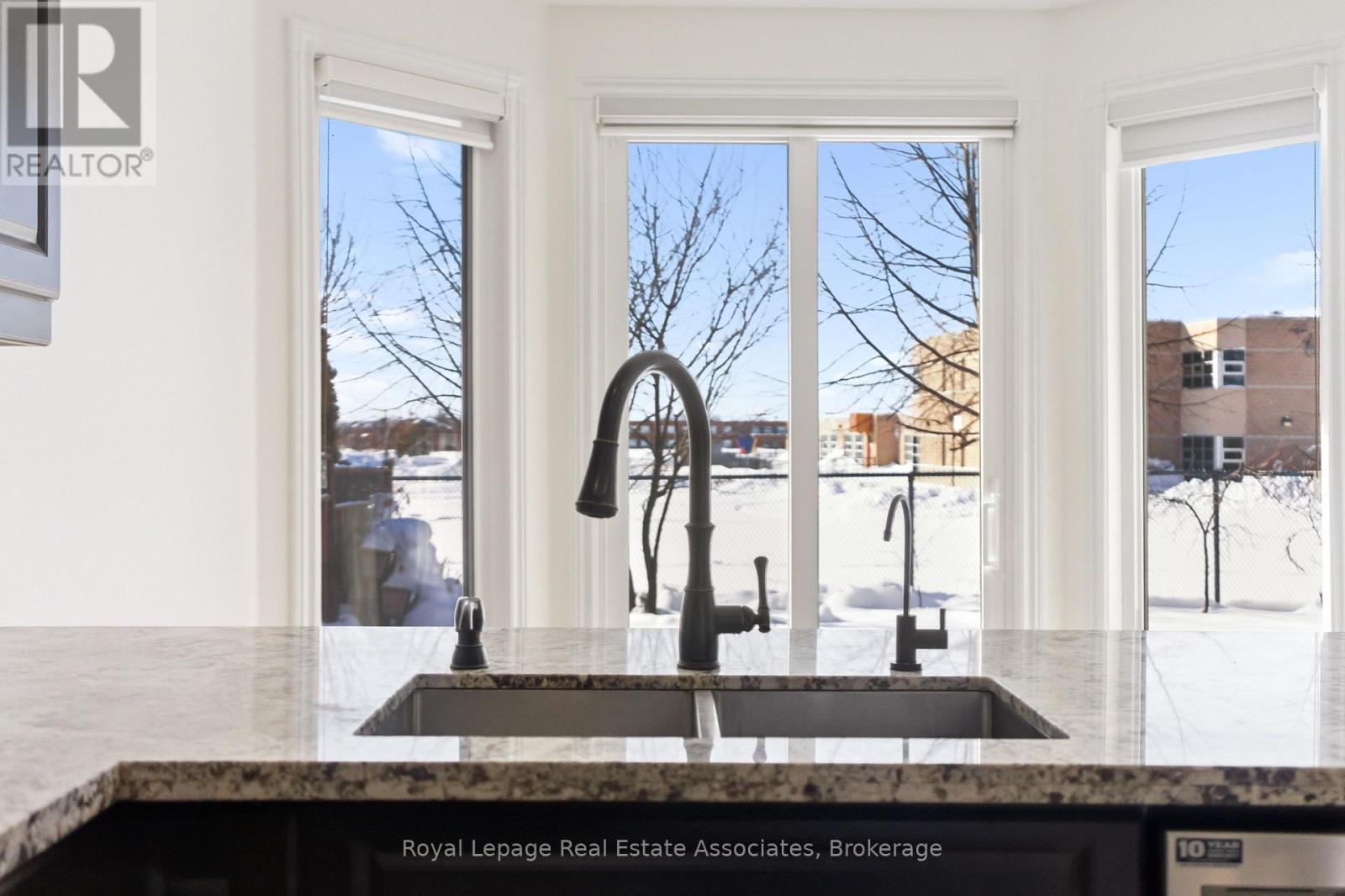5836 Terrapark Trail, Mississauga, ON - Indoor Photo Showing Kitchen With Double Sink With Upgraded Kitchen