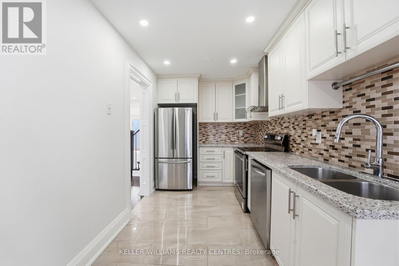 16 Stalbridge Avenue, Brampton, ON - Indoor Photo Showing Kitchen With Double Sink With Upgraded Kitchen