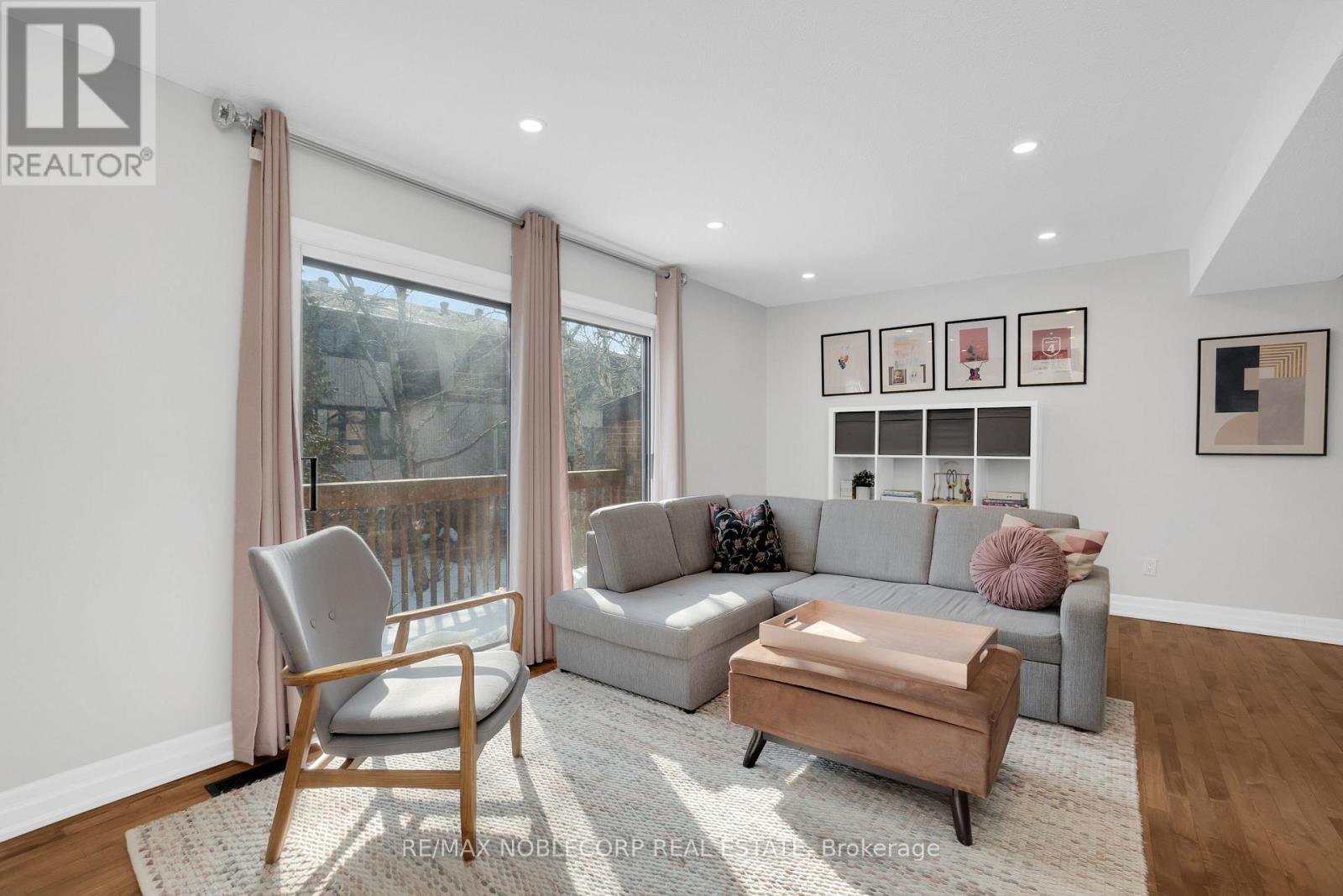 52 - 1080 Walden Circle, Mississauga, ON - Indoor Photo Showing Living Room