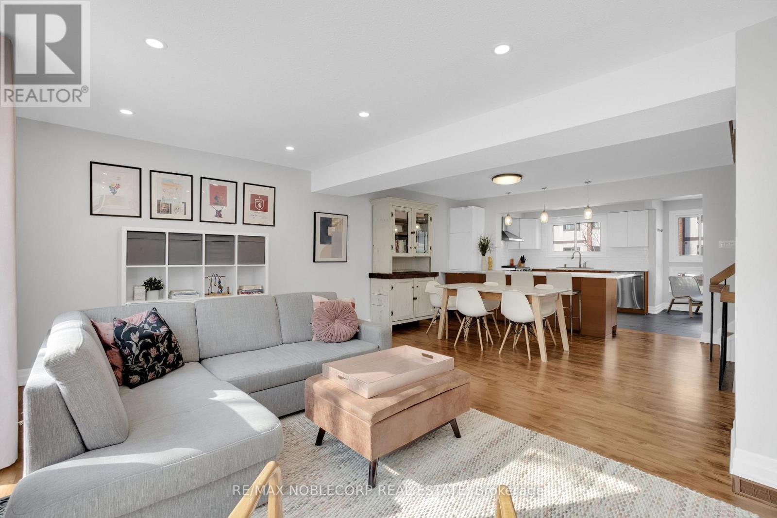 52 - 1080 Walden Circle, Mississauga, ON - Indoor Photo Showing Living Room